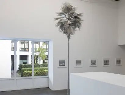 Ausstellungsansicht „Museum in Bewegung. Eine Sammlung für das 21. Jahrhundert“, abgebildet: David Zink Yi, Neusilber, 2009 und und Ricarda Roggan, Apokryphen, 2013-2019 © Staatliche Museen zu Berlin, Nationalgalerie / Jacopo La Forgia