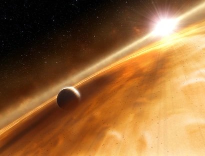 Exoplanet vor einer orangefarbenen Gaswolke mit einem strahlenden Stern im Hintergrund.