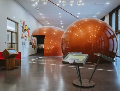 BERLIN GLOBAL Ausstellung, Diskokugeln im Raum "Vergnügen"