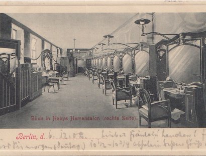 Blick in Habys Herrensalon, Werbepostkarte mit retuschierter Fotografie, 1902
