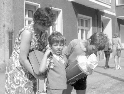 Mutter mit zwei Kindern, Einschulung mit Zuckertüte