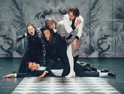 Bunbury. Ernst sein is everything!