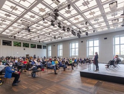 Besucher im Saal 1 - Humboldt Forum