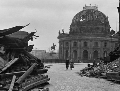 Das zerstörte Kaiser-Friedrich-Museum mit Reiterdenkmal Kaiser Friedrichs III., nach 1945