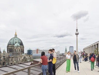 Besucher:innen auf der Dachterrasse des Humboldt Forum