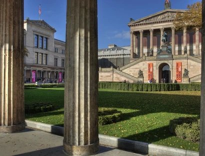 Blick vom Kolonnadenhof auf die Alte Nationalgalerie