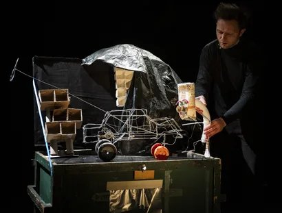 NICHTS oder Herr Käseweis fliegt zum Mond