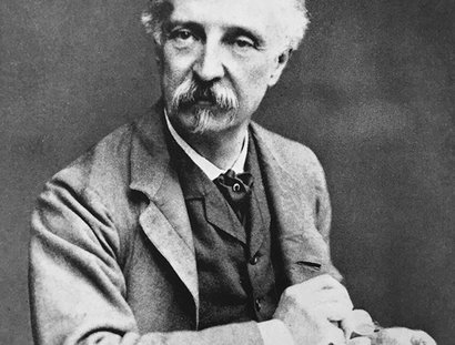 Edward W. Godwin mit Skizzenbuch in der Hand um 1880