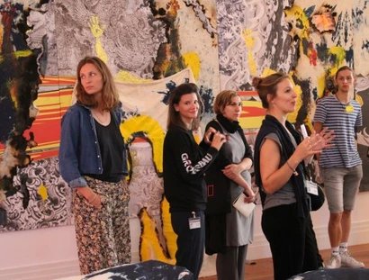 Jugendliche vor einem Kunstwerk