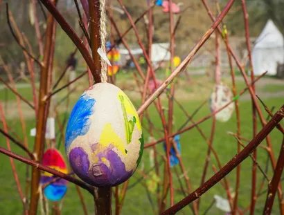 bemaltes Osterei am Strauch