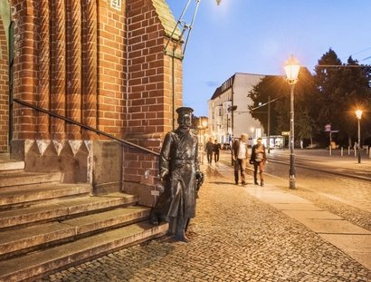 Platz vor dem Rathaus Köpenick mit der Skulptur "Der Hauptmann von Köpenick"