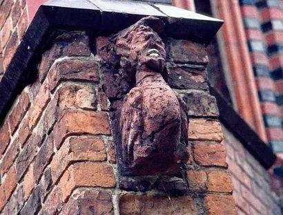 Der „Kaak“ ziert sowohl die originale Gerichtslaube des ehemaligen Berliner Rathauses im Schlosspark Babelsberg (im Bild) als auch deren Nachbau im Berliner Nikolaiviertel.