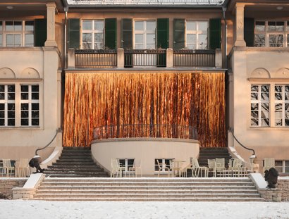 Rey Akdogan, Slit drape (C), 2026, Installationsansicht Rey Akdogan. Carousels, Haus am Waldsee, 2026, Foto: Julian Blum
