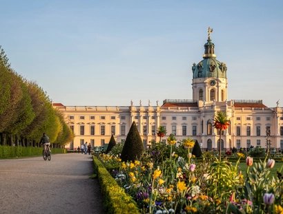 Schloss Charlottenburg mit blühender Gartenanlage