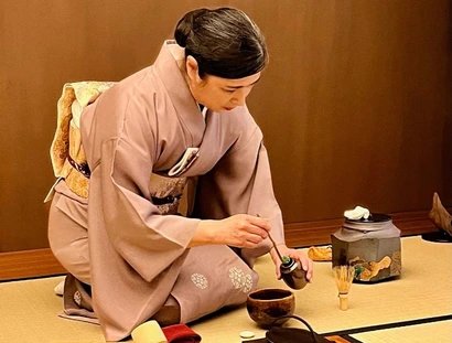 Die Teemeisterin Nobuko Sugai-Baumgarten während der Teezeremonie Chanoyu