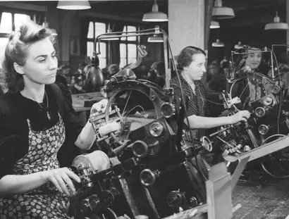 Französische Zwangsarbeiterinnen in der Spulenfertigung bei Siemens, Berlin 1943 (Propagandafoto)
