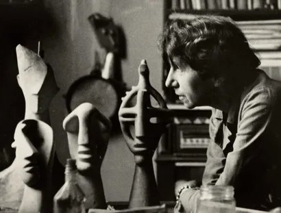 Jeanne Mammen in ihrem Atelier am Kurfürstendamm, um 1946