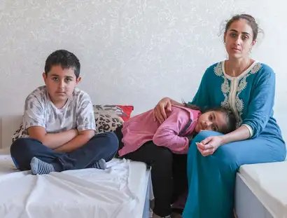Snezhana S., 28 Jahre mit ihren Kindern aus Charkiw / Ukraine. Roma-Zentrum der Evangelisten, Edineț, Moldau 10/2022
