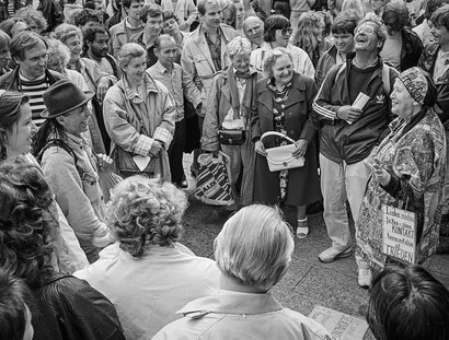 Helga Götze in einer Menschenmenge