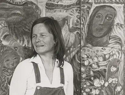 Annemirl Bauer vor ihrer Wandbildcollage Nicht eines Lebens kunstgetriebene Schale…, 1983, Annemirl Bauer Archiv
