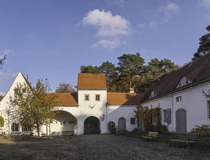 Jagdschloss Grunewald, Schlosshof mit Blick auf Nebengebäude, rechts das Jagdzeugmagazin