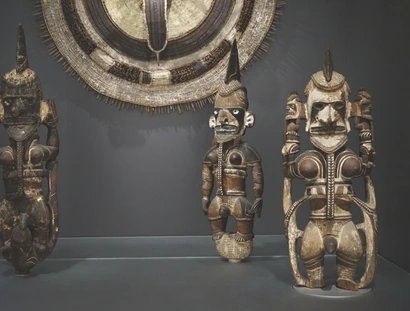 Zweigeschlechtliche Darstellung der Figur eines Ahnengeistes aus Papua-Neuguinea