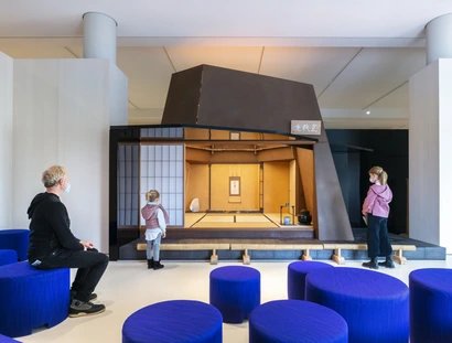 Besucher vor dem Teehaus im Modul Kunst und Kult. Sakrale Kunst in China und Japan des Museums für Asiatische Kunst im Humboldt Forum