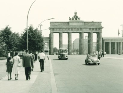 Historische Straßenszene vor dem Brandenburger Tor