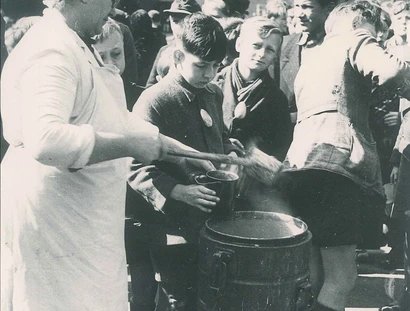 Schulspeisung in Reinickendorf in der Nachkriegszeit, um 1945, Foto Eva Szardenings © Archiv Museum Reinickendorf