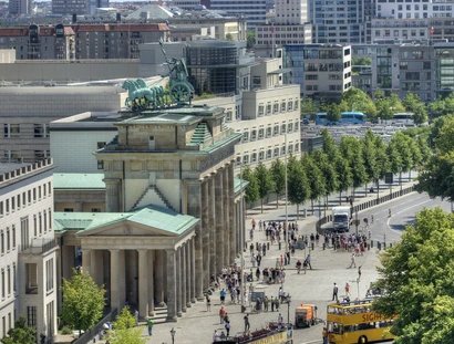Brandenburger Tor, im Hintergrund die US-Botschaft