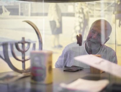 „Einblick in den Bereich ‚Glaube‘ im Themenraum ‚Freiraum‘ mit einer Skulptur als Synthese aus Kreuz, Halbmond und Menora, Berlin Global Ausstellung