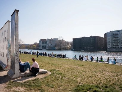 Menschen setzen sich fürs Wasser ein – hier bei der WasserZeichen–Demo an der Spree im März 2025