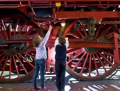 Kinder im Technikmuseum in Berlin