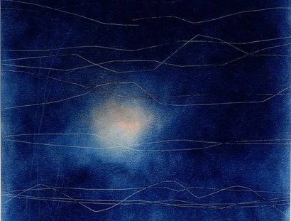 Gemälde in blau und weiß, das die Mondphase zeigt