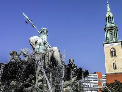 St. Marienkirche mit Neptunbrunnena