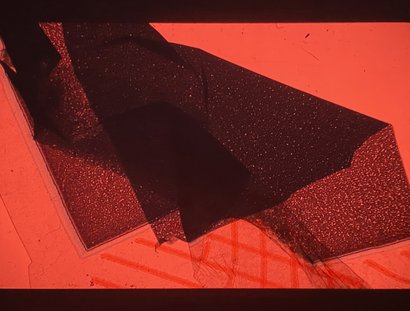 Rey Akdogan, Single slide from Carousel #10, 2025, Lichtfilter, verschiedenfarbige Verpackungsmaterialien, zusammengehalten durch Dia-Rahmen, 13 Min. Loop (80 Dias), Maße variabel. Courtesy die Künstlerin und Galerie Anke Schmidt, Köln