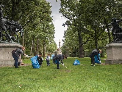 World Clean Up Day, Team von visitBerlin sammelt Müll im Tiergarten