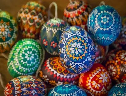 So farbenfroh sind sorbische Ostereier.