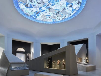 Deckenprojektion des im Kuppelraum befindlichen Moduls „Turfan Sammlung Zentralasien“ des Museums für Asiatische Kunst im Humboldt Forum.