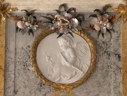 Schloss Rheinsberg, Flachrelief mit Puttenszene an der oberen Westwand des Muschelsaals