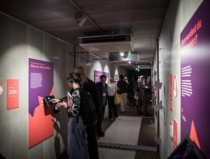 die multimediale Ausstellung "STIMMEN"