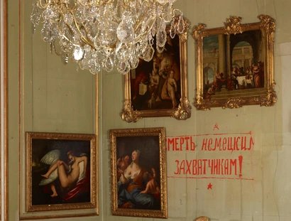 Neues Palais, Tamerlanzimmer mit russischen Schriftzeichen an der Wand