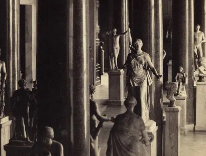 Historische Aufnahme der Antikensammlung im Alten Museum, mit der Statue der Artemis Colonna, ca. 1906/1907