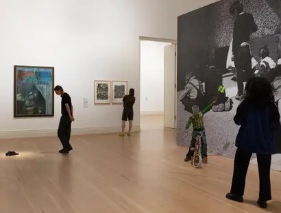 Kreuzberg: Kunst und Migration seit 1960, Installationsansicht, Gropius Bau, 2026 © Gropius Bau, Foto: Rosa Merk