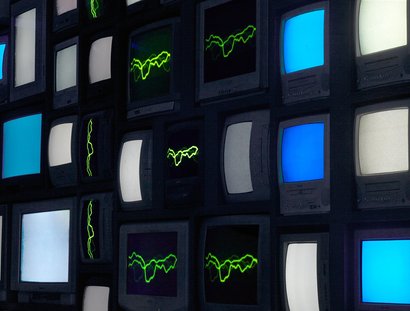 Susan Hiller, Channels, 2013. Installationsansicht in Matt’s Gallery, London, 2013 © Estate of Susan Hiller. Foto: Peter White.