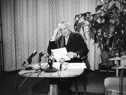 Bundeskanzler Konrad Adenauer bereitet sich im Palais Schaumburg auf eine Rundfunk- und Fernsehansprache anlässlich seiner Kandidatur zum Bundespräsidenten vor