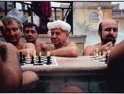 Schachspieler im Széchenyi-Heilbad, Budapest, Ungarn, 2003 © Matias Costa/ Die Magie der Straße. Meisterwerke der Street Photography aus dem Leica Archiv.