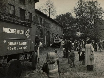 Fest auf der Domäne Dahlem, 1970er Jahre, Fotografie, 11,8 x 30,6 cm, © Domäne Dahlem