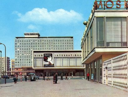 Postkarte, Karl-Marx-Allee Berlin mit dem Ensemble Kino International, entworfen von Josef Kaiser und Heinz Aust, Hotel Berolina, entworfen von Josef Kaiser und Günter Kunert, sowie Restaurant Moskau, entworfen von Josef Kaiser und Horst Bauer, 1964