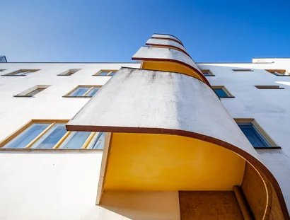 Detail einer Wohnzeile in der "Ringsiedlung Siemensstadt". Architekturführung von Christian Fessel | Mann mit Hut Touren